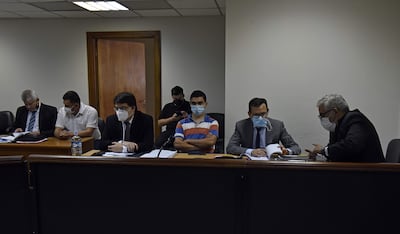 El abogado Jorge Darío Cristaldo (primero de la derecha), el suboficial Jorge Mendoza (de remera a rayas) y el Crio. Hugo Ayala (de camisa blanca) escuchan el fallo del Tribunal de Sentencia, en el primer juicio de 2021.