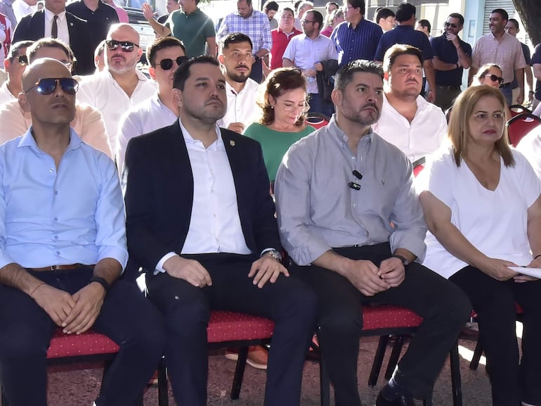 El actual intendente de Asunción, Luis Bello (ANR-HC), entonces presidente de la Junta Municipal, y  Óscar "Nenecho" Rodríguez (ANR-HC), exintendente, durante la palada inicial de las inconclusas obras de desagüe pluvial de Gral.Santos y San Antonio.