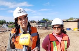 La ministra de Obras Públicas y Comunicaciones, Claudia Centurión, visitó la zona de obras de la defensa costera de Pilar.