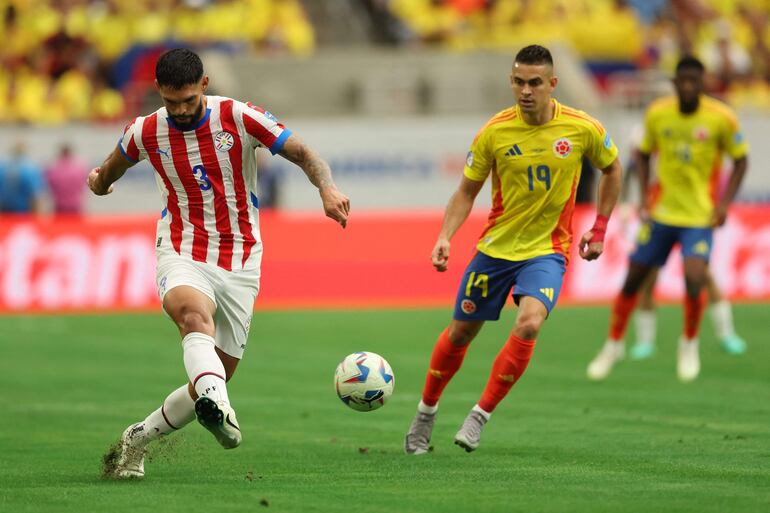 Omar Alderete (d), jugador de Paraguay, domina el balón en un partido frente a Colombia por la primera fecha del Grupo D de la Copa América 2024 en el estadio NRG, en Houston, Texas.