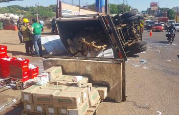 En estas condiciones quedó el camión repartidor de productos lácteos, tras volcar sobre la ruta PY01.