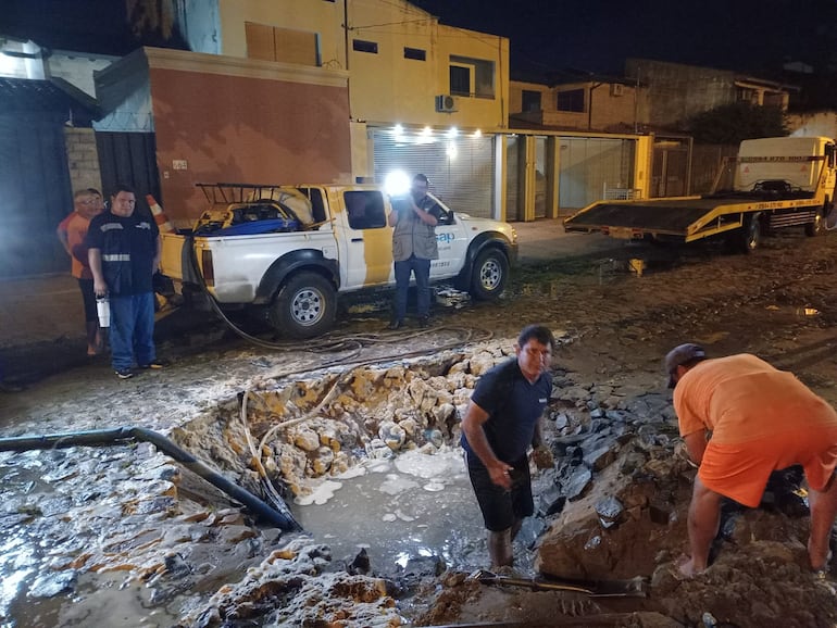 Según los funcionarios de la Essap, el pozo se habría originado por problemas con el alcantarillado de la zona.