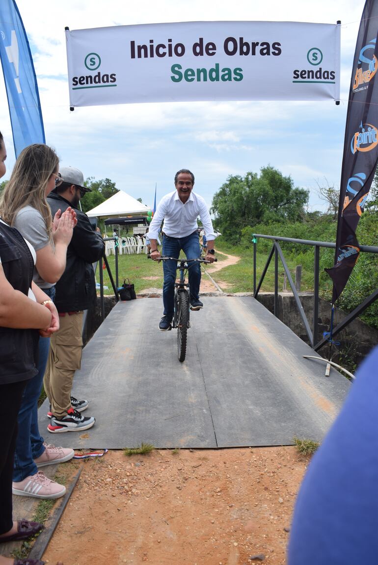 El consejero de la embajada de Alemania en nuestro país, Jörg Herrera, pedaleando por la bicisenda.