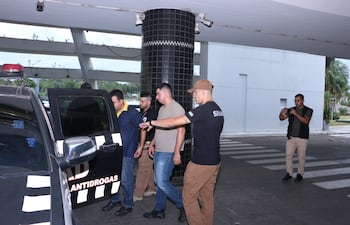 Mario Milciades Mosqueira Matiauda y Cosme Hernán Zárate Martínez, detenidos por agentes de Senad en el Aeropuerto Internacinoal Silvio Pettirossi.