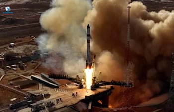 En esta captura de video tomada de la transmisión en vivo de la agencia espacial rusa Roscosmos el 22 de marzo de 2026, un cohete Soyuz-2.1a que transporta la nave de carga Progress MC-33 despega desde una plataforma de lanzamiento en el cosmódromo de Baikonur, arrendado por Rusia en Kazajistán.