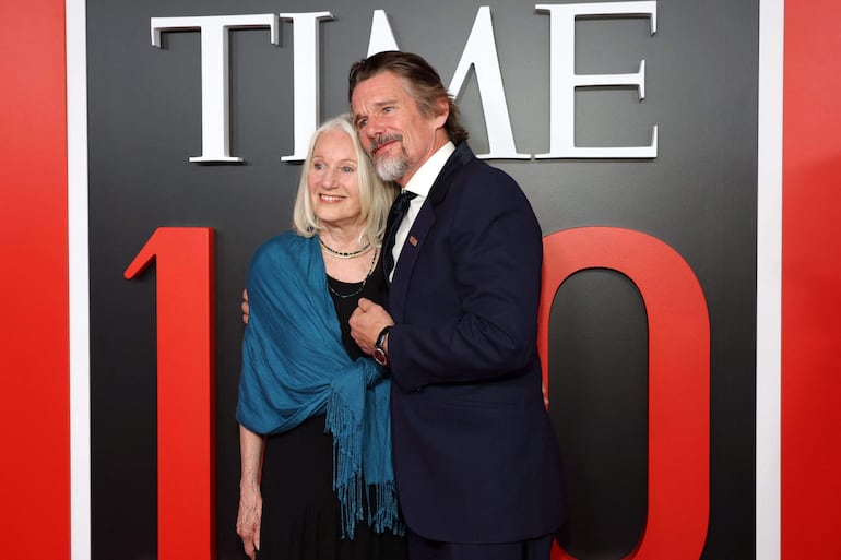El actor estadounidense Ethan Hawke y su madre Leslie Carole Green en la gala Time 100 2026. (ANGELA WEISS / AFP)