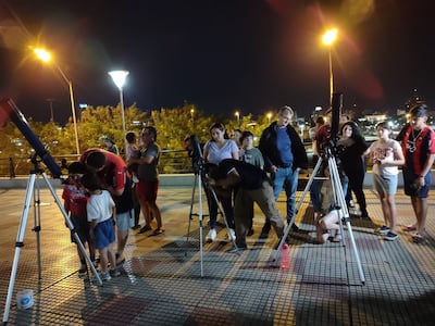 Muchas personas se acercaron hasta la Costanera de Asunción para poder observar el eclipse parcial de la luna que se registró este martes.