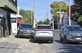 Dos camionetas de alta gama estacioandas en plena vereda sobre la calle Eusebio Lillo.