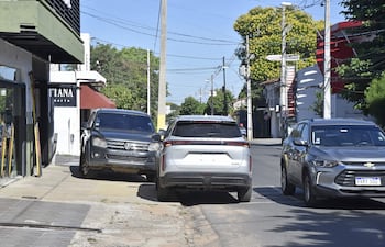 Dos camionetas de alta gama estacioandas en plena vereda sobre la calle Eusebio Lillo.