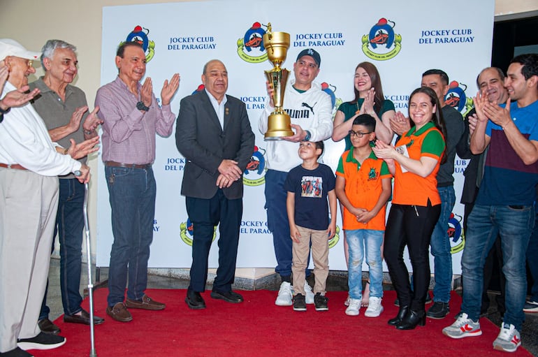 Osvaldo Osnaghi entregó la copa "Asociación Rural del Paraguay 2026" a la gente del stud 8 Años, propietarios de Sir Campos.