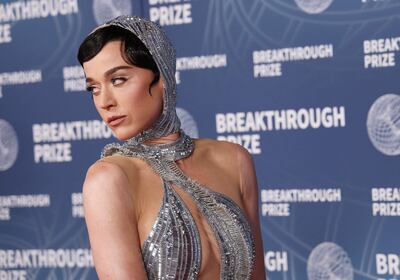 La famosa cantante Katy Perry llegó con un traje plateado, que llevaba la firma de Gaurav Gupta, a la gran gala de los premios Breakthrough Prize en Barker Hangar en Santa Mónica, California. (Michael Tran / AFP)