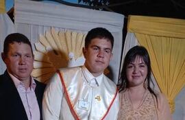 Carlos Fabián en medio de su padre Carlos Bareiro y Ruth Medina.