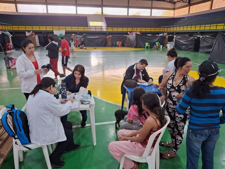 La crecida del Paraná deja a 3.311 personas evacuadas en Ayolas La crecida del Paraná deja a 3.311 personas evacuadas en Ayolas