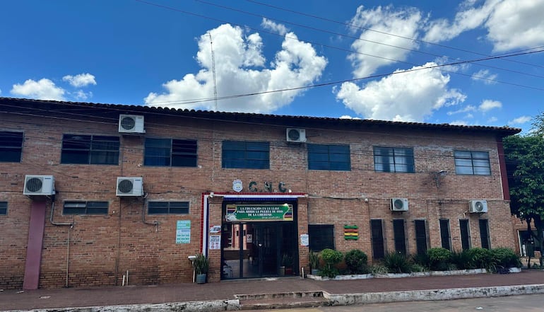 Fachada del Colegio Nacional de Capiatá.