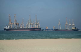 Tanques de petróleo en la terminal de Khor Fakkan.