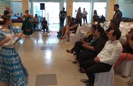Durante la presentación de los preparativos dos bailarinas danzaron ante los organizados e invitados.