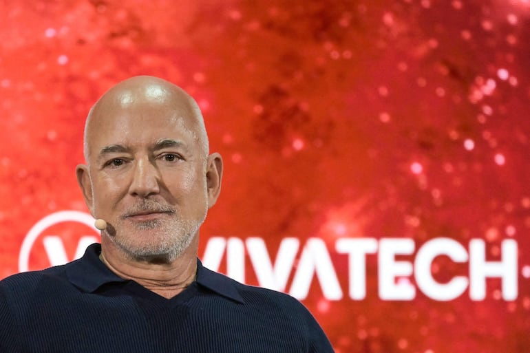 El fundador de Amazon en Estados Unidos, Jeff Bezos, habla en el escenario durante la feria de startups e innovación VivaTech, en el recinto Paris Expo Porte de Versailles, en París, el 17 de junio de 2026.