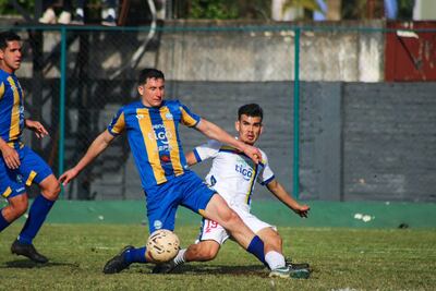 El defensor José Benítez, autor del primer tanto, va la disputa con Orlando Bogado. (Foto: APF)