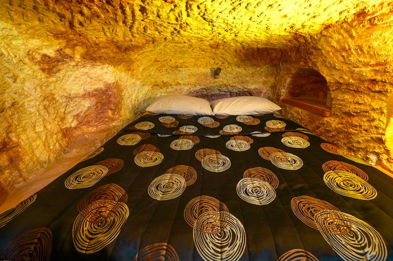 Cama en el Desert Cave Hotel, en Coober Pedy, Australia.