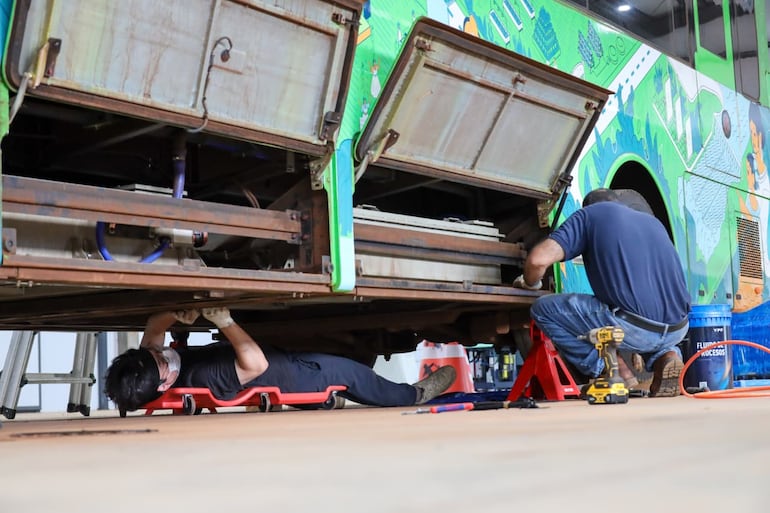 Itaipú: técnicos coreanos realizan mantenimiento de buses eléctricos y capacitación profesional