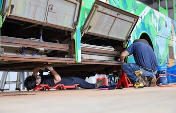 Técnicos coreanos realizan mantenimiento de buses eléctricos y capacitan a profesionales de Itaipú.