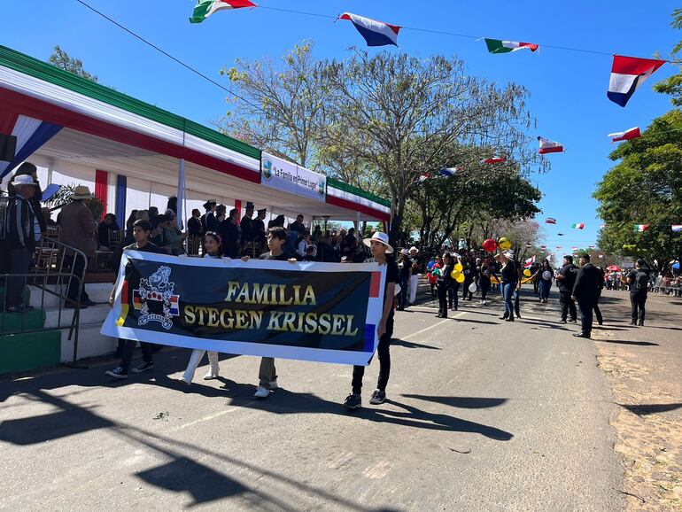 Las delegaciones civiles también dijeron presente en el desfile de la ciudad de Nueva Italia.