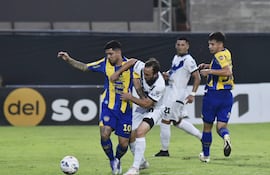 El argentino Valentín Larralde (25 años) frena la marcha de Sergio Ismael “Chico” Díaz (28).