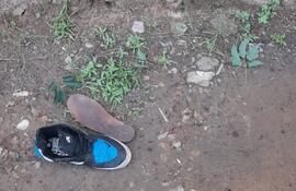 Cual si fuera Cenicienta, el ladrón de cables dejó un calzado abandonado en su huida.