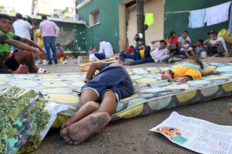 Comunidades indígenas acampando frente al INDI como medida de protesta ante la nula asistencia del Estado.