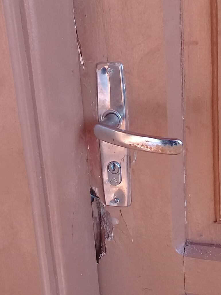 La puerta donde se guardaban la merienda escolar fue violentada.