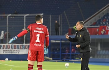 El estratega de Guaraní, Leandro Atilio Romagnoli (45 años) le da instrucciones al portero Gaspar Andrés Servio (34).