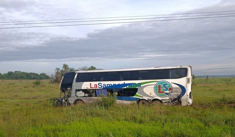 El ómnibus de la empresa La Sampedrana fue a parar a unos cuatrocientos metros de la ruta asfaltada