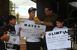 Hinchas de Olimpia con un cartel que nombra a Mateo Gamarra en las afueras del hotel de concentración en Pedro Juan Caballero en la previa del partido ante 2 de Mayo por la segunda fecha del torneo Apertura 2026 de la Primera División de Paraguay.