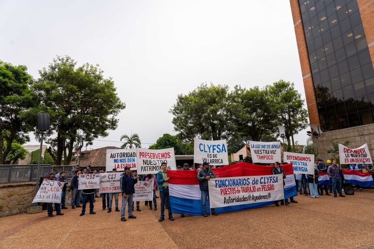 Empleados de Clyfsa se movilizan en Villarrica y piden respaldo ante conflicto con la ANDE