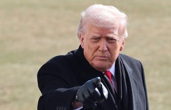 FOTODELDÍA AME8780. WASHINGTON (ESTADOS UNIDOS), 27/01/2026.- El presidente de EE.UU., Donald Trump, habla con periodistas este martes, en la Casa Blanca en Washington (Estados Unidos). Trump aseguró que va a supervisar una "gran investigación" sobre la muerte de Alex Pretti por disparos de agentes federales en Mineápolis, un suceso que despertó indignación en el país y que llevó a la Casa Blanca a rebajar su agresiva campaña de redadas migratorias en la ciudad. EFE/ Octavio Guzmán