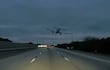 Avioneta cae sobre un auto en plena autopista de Florida: todos sobreviven de milagro