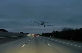 Avioneta cae sobre un auto en plena autopista de Florida: todos sobreviven de milagro