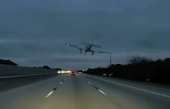Avioneta cae sobre un auto en plena autopista de Florida: todos sobreviven de milagro