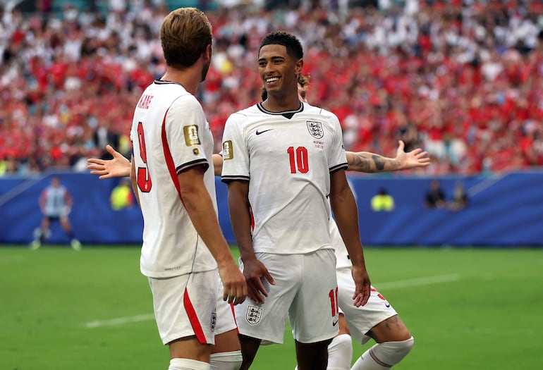 Jude Bellingham y Harry Kane festejan el triunfo de Inglaterra que está en semifinales.