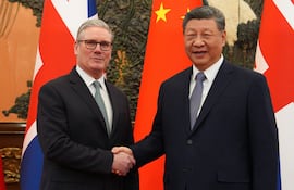 El presidente chino, Xi Jinping (d) recibe en Pekín al primer ministro británico, Keir Starmer.