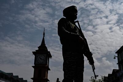 Un soldado paramilitar indio en la localidad de Srinagar.