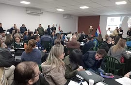 Directores y administradores del instituto de previsión social se reunieron para discutir el vademécum de medicamentos e insumos en un evento interior.