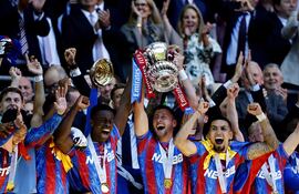 El capitán del Palace, Joel Ward (35 años), levanta el trofeo de la FA Cup junto a sus compañeros.