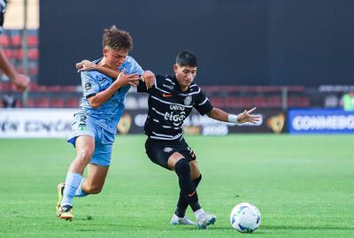 El delantero franjeado Pedro Zarza Gavilán intenta superar la marca del defensor de O’Higgins Zamorano, en el juego de la Libertadores Sub 20, que culminó igualado 1-1 anoche.