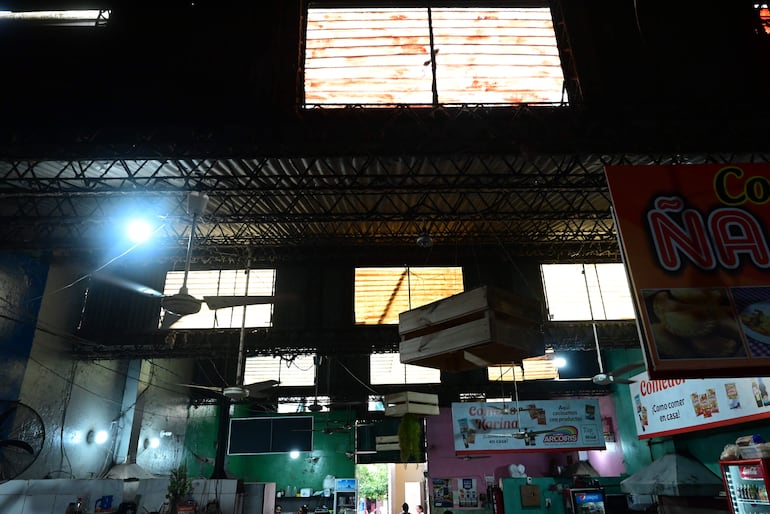 Ventanas de vidrio fueron tapadas con material plástico que no permite la ventilación del comedor del "Mercadito".