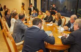 Legisladores, concejales y presidentes de partidos opositores se reunieron ayer con autoridades del TSJE. (Foto Gentileza)