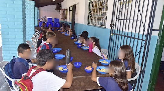 El programa “Hambre Cero en Nuestras Escuelas” del Gobierno forma parte de los gastos sociales.