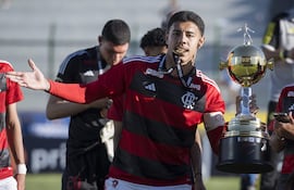 AMDEP8110. MALDONADO (URUGUAY), 17/03/2024.- El capitán de Flamengo Iago da Silva celebra con el trofeo al ganar la Copa Libertadores Sub-20 frente a Boca Juniors este domingo, en el estadio Domingo Burgueño Miguel en Maldonado (Uruguay). EFE/ Enzo Santos Barreiro