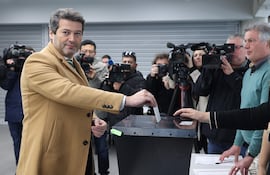 El candidato presidencial André Ventura (i) emite su voto en Lisboa, Portugal, 18 de enero de 2026.