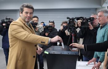 El candidato presidencial André Ventura (i) emite su voto en Lisboa, Portugal, 18 de enero de 2026.